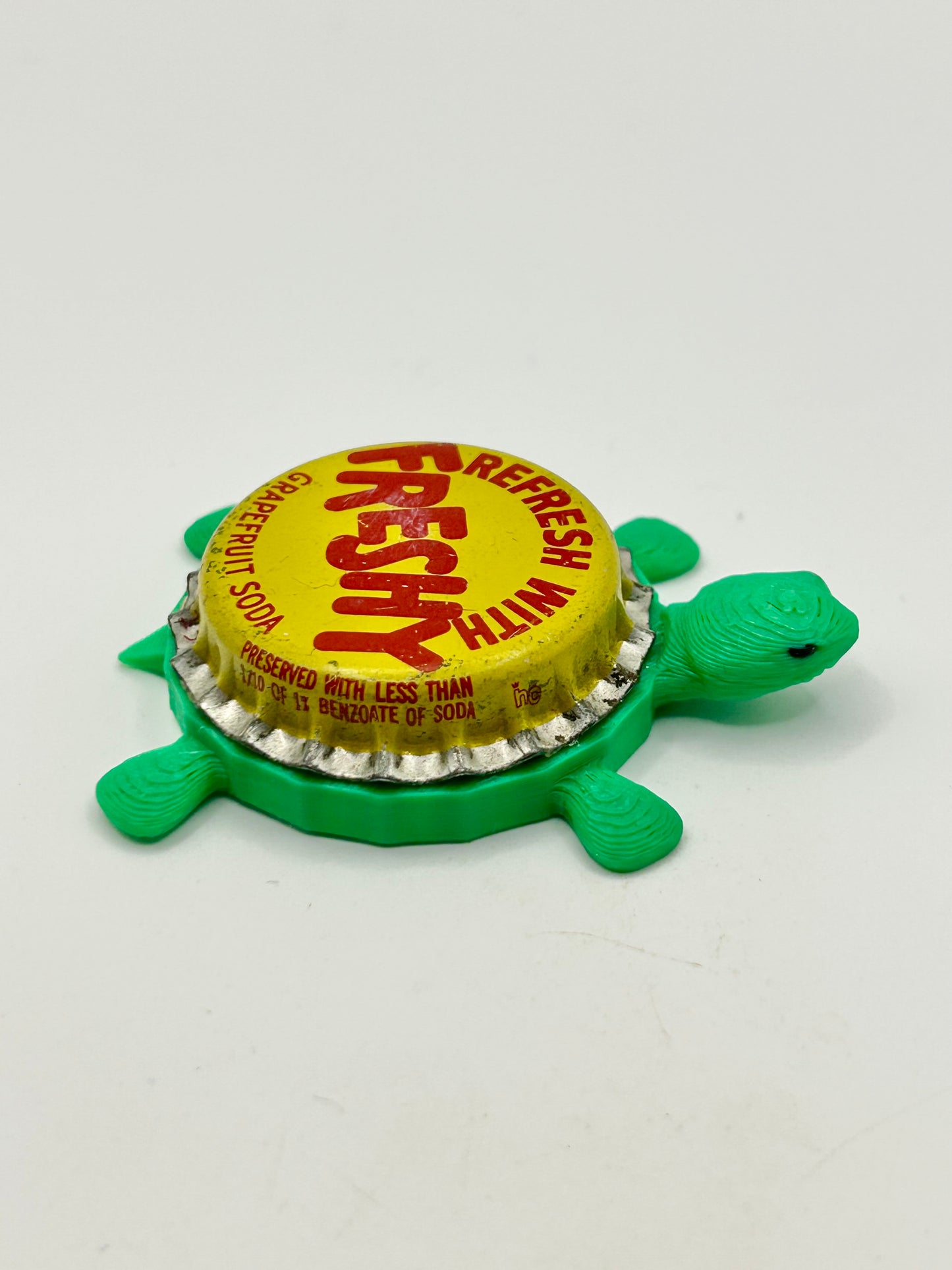 Freshy Grapefruit Soda - Bottle Cap Magnet Turtle