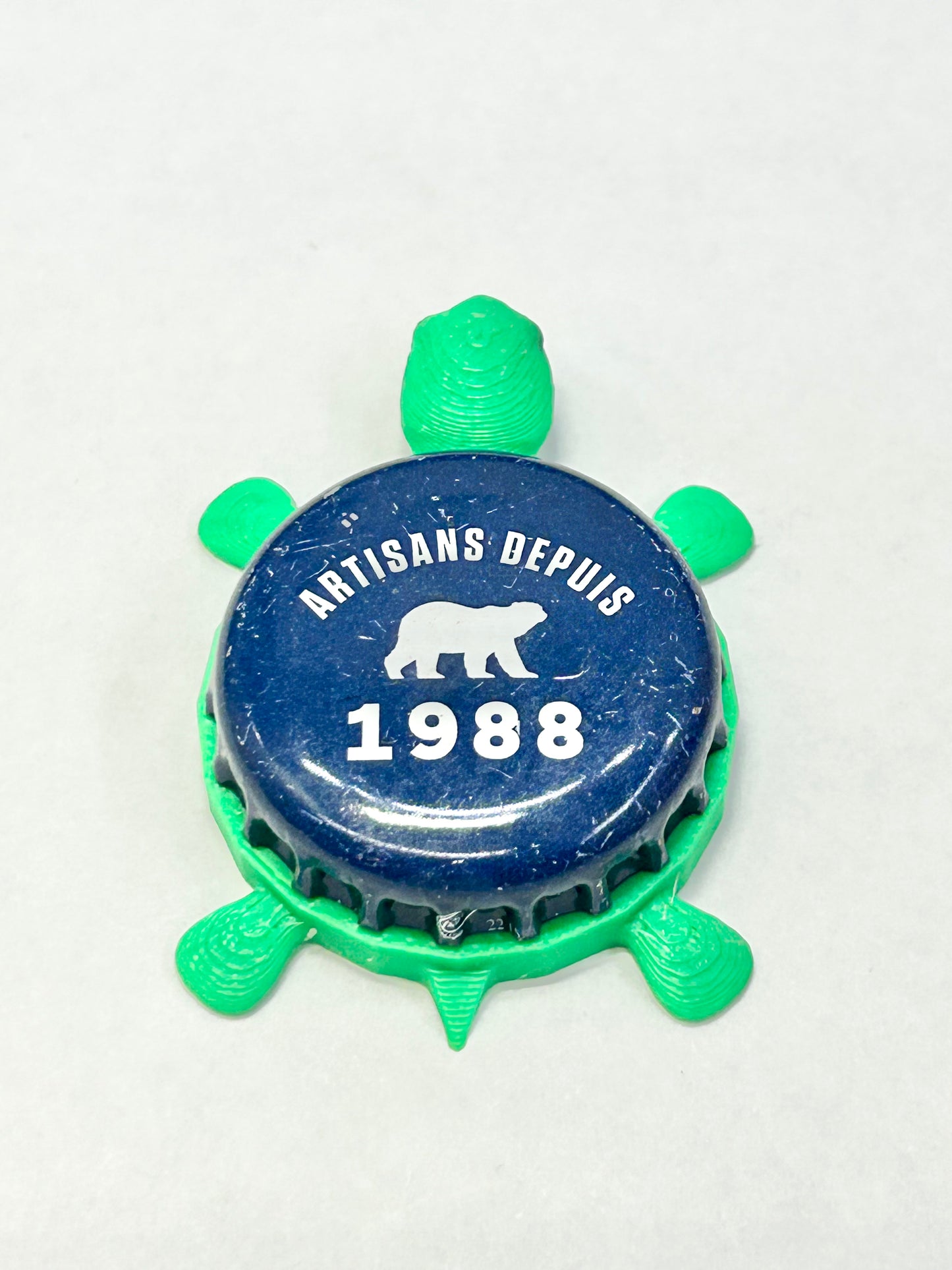Artisans Depuis 1988 (Navy) - Bottle Cap Magnet Turtle