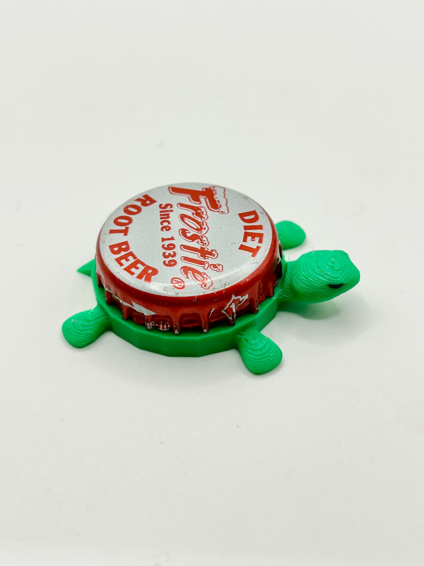 Frostie Diet Root Beer Soda - Bottle Cap Magnet Turtle