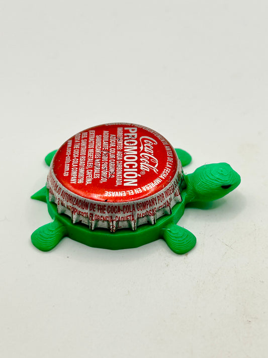 Coca-Cola (Promocion, International) - Bottle Cap Magnet Turtle Shell Shocked Art