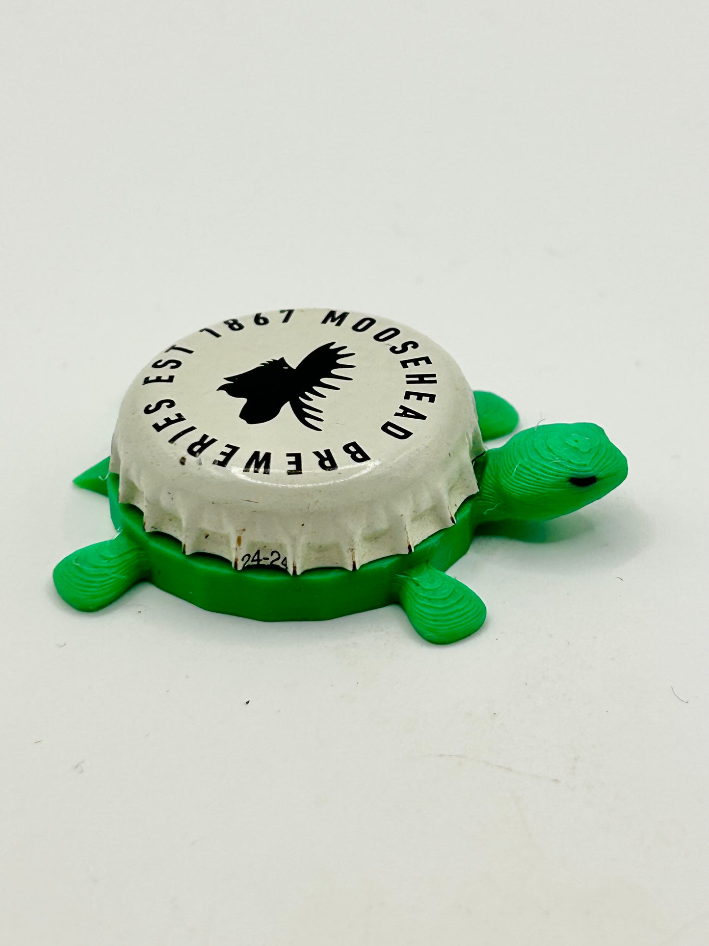 Moosehead (White Cap) - Bottle Cap Magnet Turtle