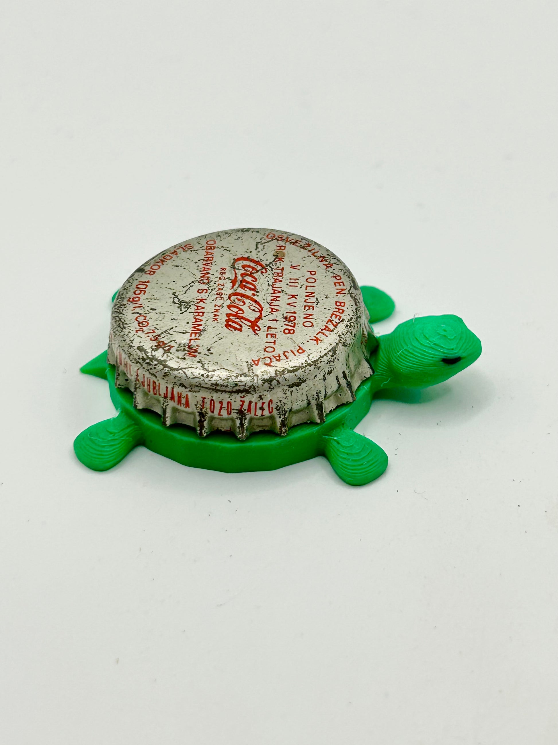 Coca-Cola (Vintage International) - Bottle Cap Magnet Turtle Shell Shocked Art