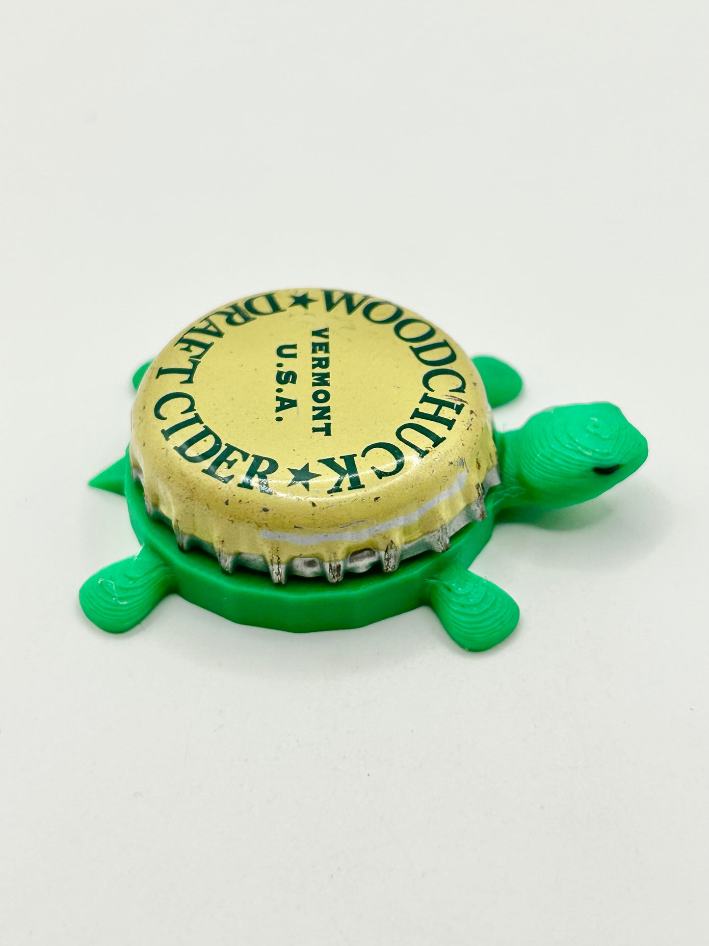 Woodchuck (Off White) - Bottle Cap Magnet Turtle
