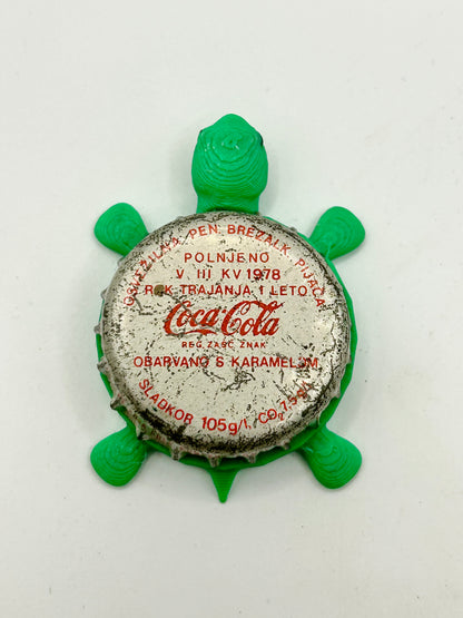 Coca-Cola (Vintage International) - Bottle Cap Magnet Turtle Shell Shocked Art