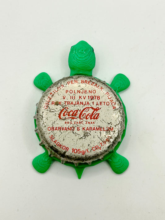 Coca-Cola (Vintage International) - Bottle Cap Magnet Turtle Shell Shocked Art