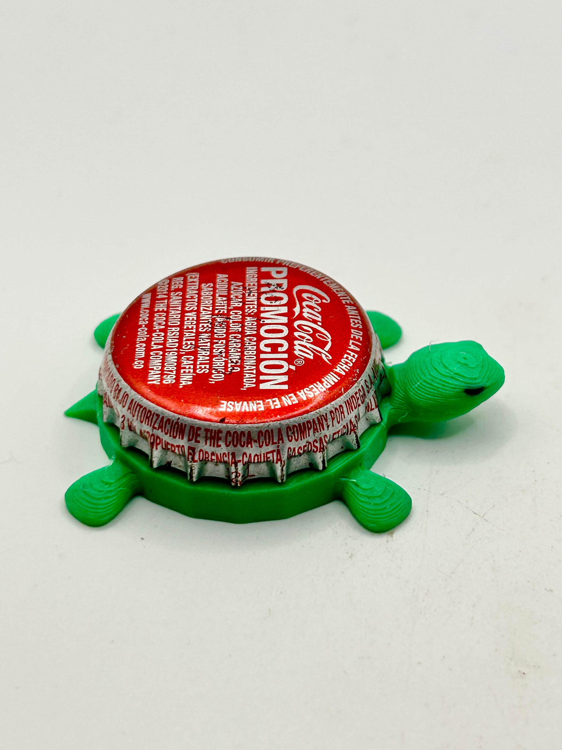 Coca-Cola (Promocion, International) - Bottle Cap Magnet Turtle Shell Shocked Art