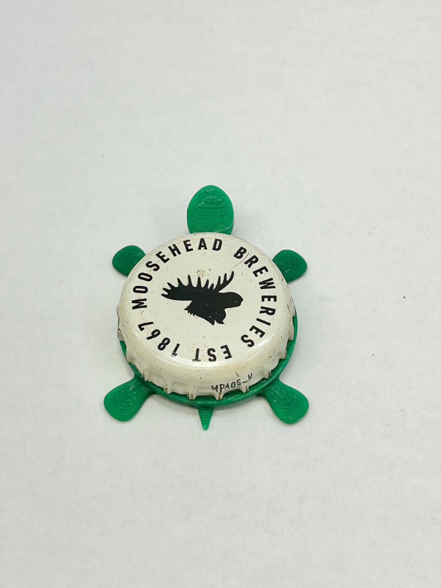 Moosehead (White Cap) - Bottle Cap Magnet Turtle