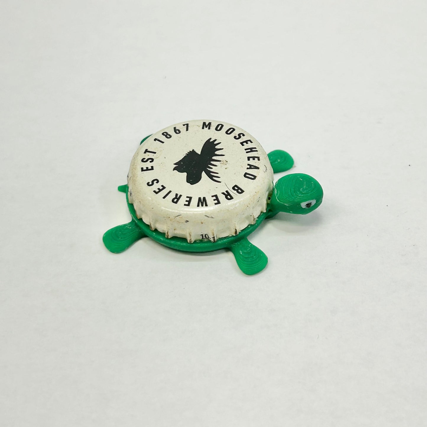 Moosehead (White Cap) - Bottle Cap Magnet Turtle